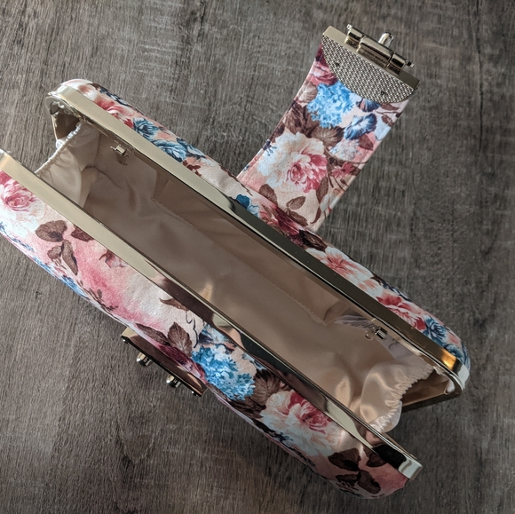 Clutch - Picture 2 of 2